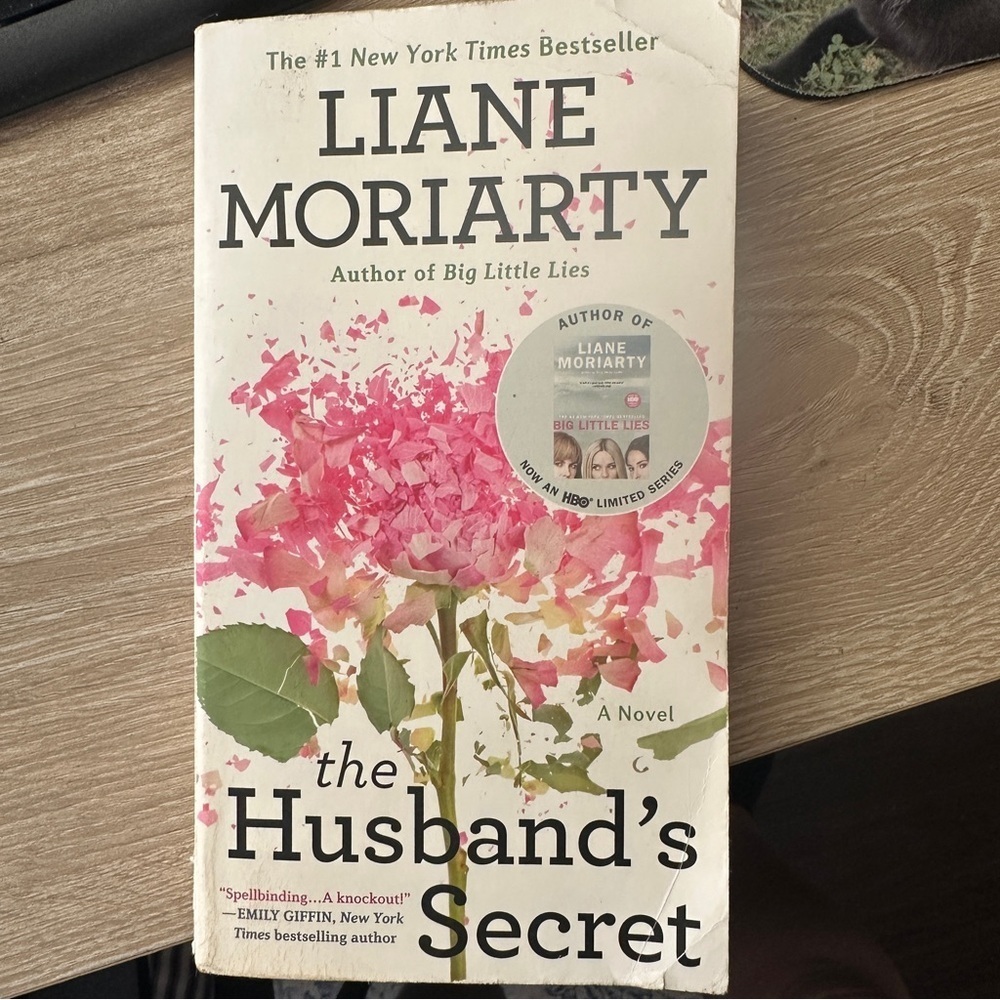 Liane Moriarty The Husbands secret paperback book